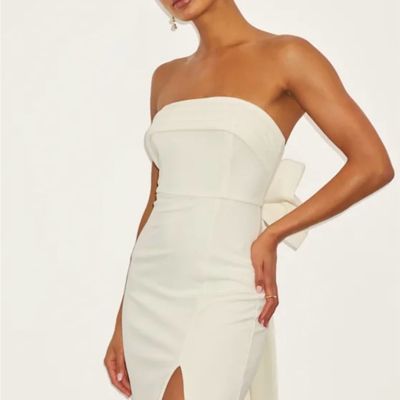 Lulu's White Strapless Wedding Dress with Bow - Picture 1 of 2
